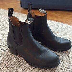 Heeled Black Blundstone Boots - Women’s 9.5
(EU 40, UK 6.5)